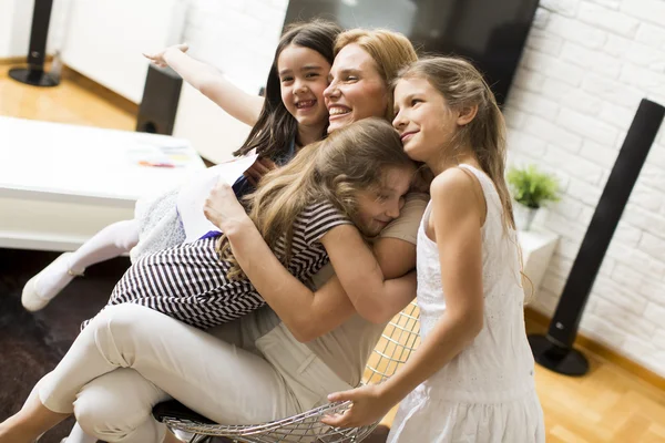 Mãe com três filhas — Fotografia de Stock