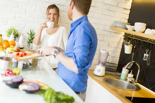 Paar kocht gemeinsam — Stockfoto