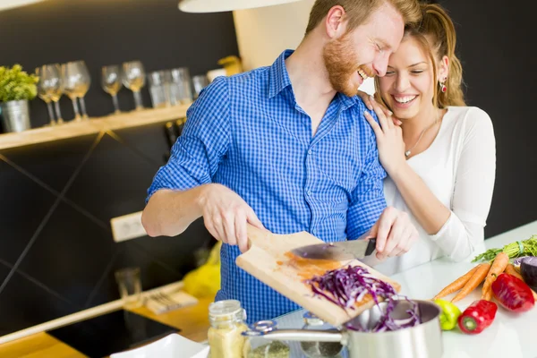 Couple cuisiner ensemble — Photo