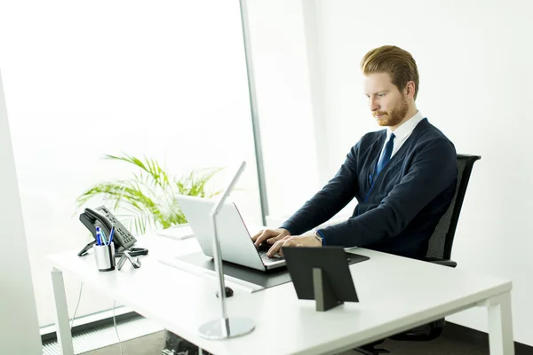 Hombre que trabaja en la oficina —  Fotos de Stock