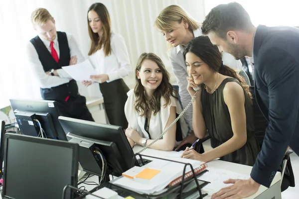 Gente de negocios en la oficina — Foto de Stock