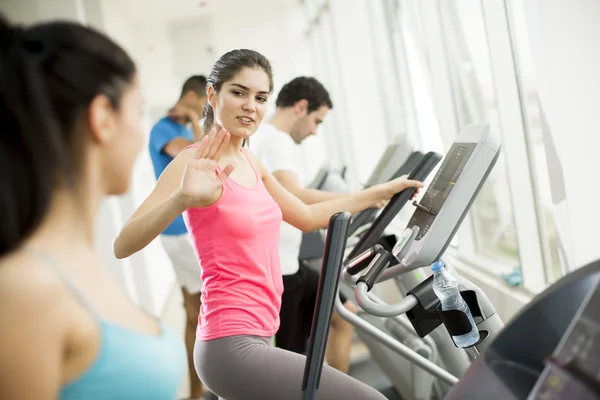 Jóvenes entrenando en el gimnasio — Foto de Stock