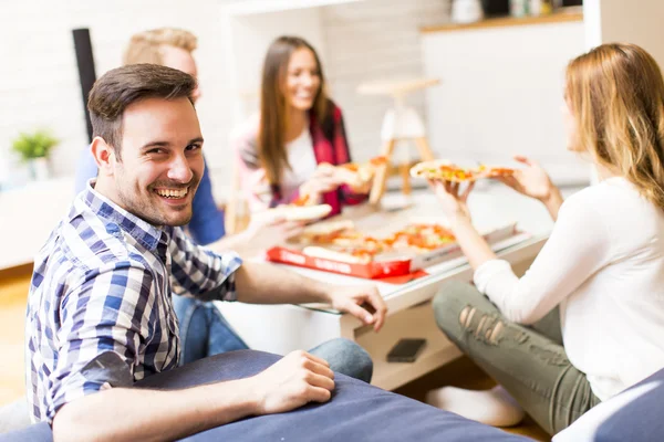 Friends eating pizza — Stock Photo, Image