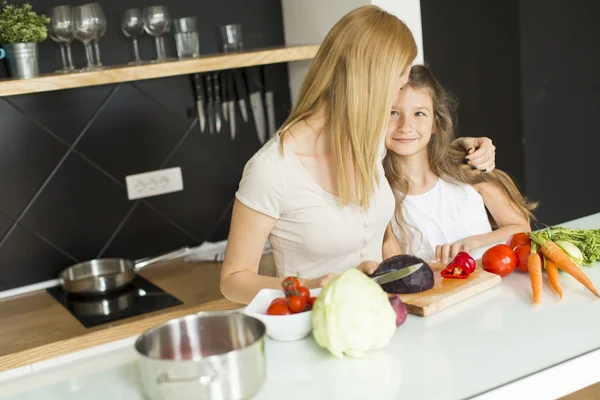 Moeder en dochter in de keuken — Stockfoto