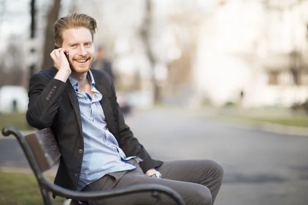 Ung mann med telefon – stockfoto