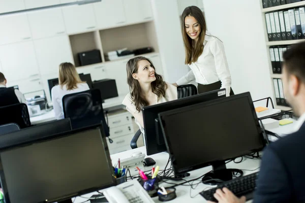 Gente de negocios en la oficina — Foto de Stock