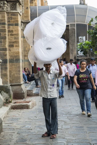 重量を運ぶ男 — ストック写真