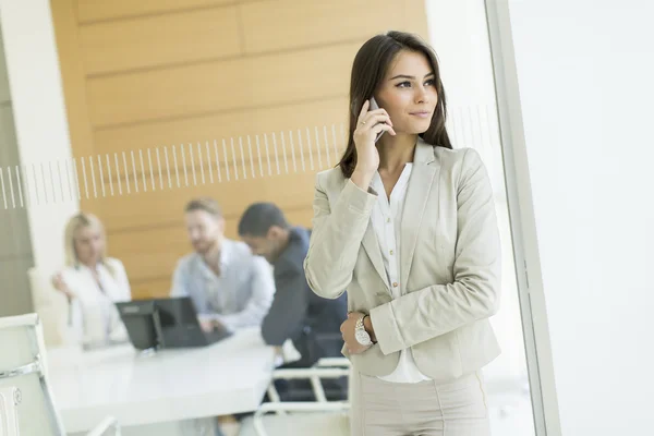 Junge Frau am Telefon — Stockfoto