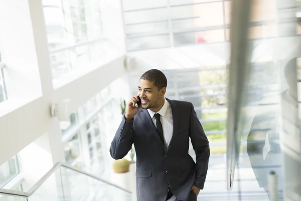 Jeune homme avec un téléphone — Photo