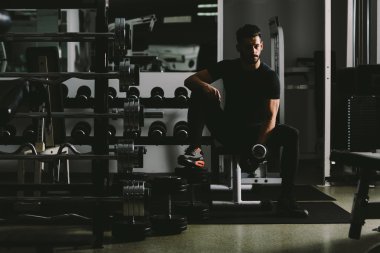 Spor salonundaki genç adam.