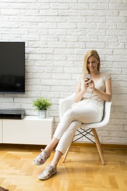 Telefonu olan genç bir kadın.