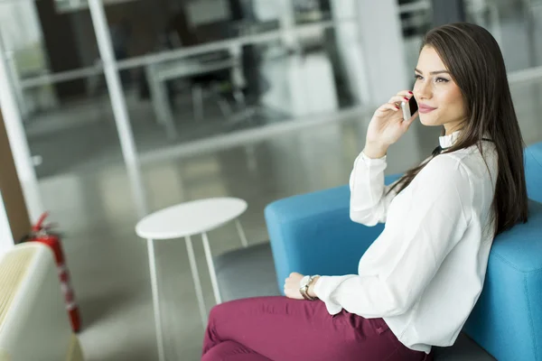 Mujer joven en el teléfono — Foto de Stock