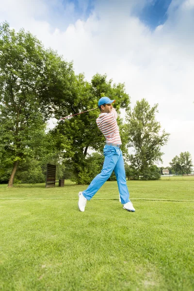 Mann spielt Golf — Stockfoto