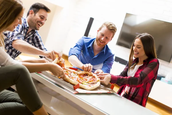 Přátelé jedí pizzu — Stock fotografie