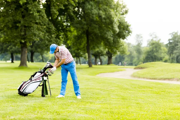 Человек играет в гольф — стоковое фото