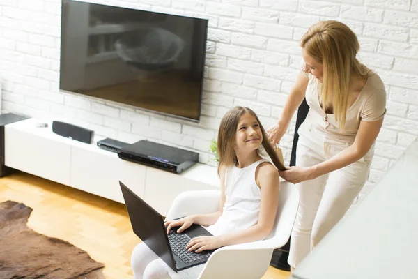 Kleines Mädchen auf dem Laptop — Stockfoto