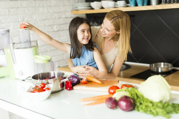 Madre e hija en la cocina — Foto de Stock