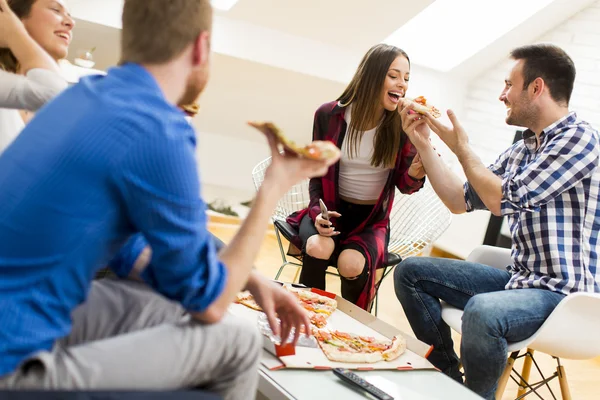 Přátelé jedí pizzu — Stock fotografie