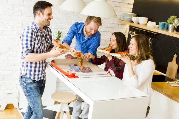 Freunde essen Pizza — Stockfoto