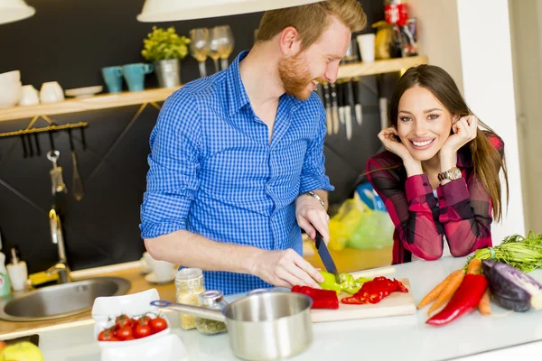 Pareja cocinando juntos —  Fotos de Stock