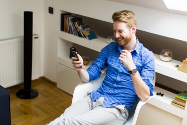 Telefonu olan genç bir adam.