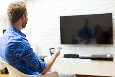 adam bir Tv uzaktan kumanda ile