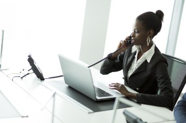 Telefondaki genç bayan.