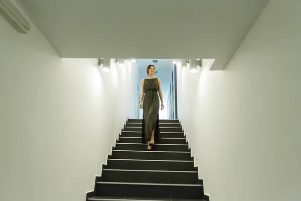 Donna che scende le scale — Foto Stock