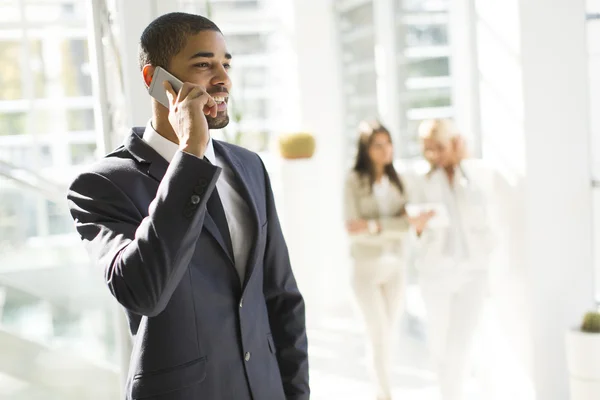 Junger Mann am Telefon — Stockfoto