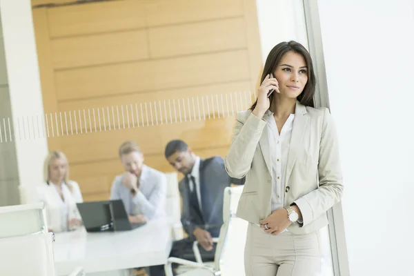 Jonge vrouw aan de telefoon — Stockfoto