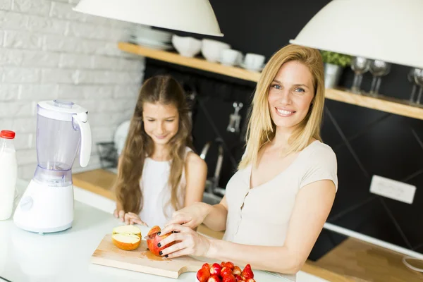 Madre e figlia in cucina — Foto Stock