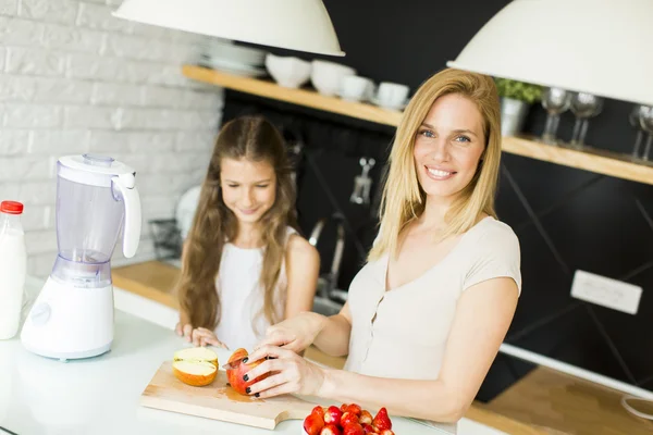 Mãe e filha na cozinha — Fotografia de Stock