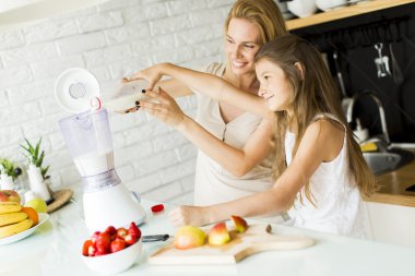 Anne ve kızı güler yüzlü karıştırma