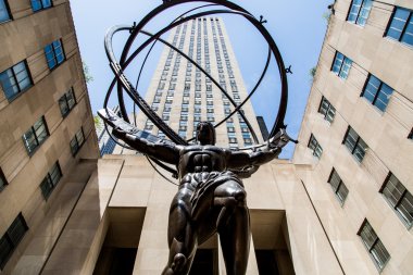 New York, Amerika Birleşik Devletleri - 21 Nisan 2016: Atlas NYC heykel. Heykel antik Yunan Titan Atlas göklerin tutarak gösteriyor. Lee Lawrie ve Rene Paul Chambellan tarafından oluşturulan, 1937 yılında kuruldu.