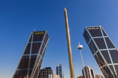 Madrid, İspanya 'da Puerta de Europa Kuleleri ile Plaza De Castilla