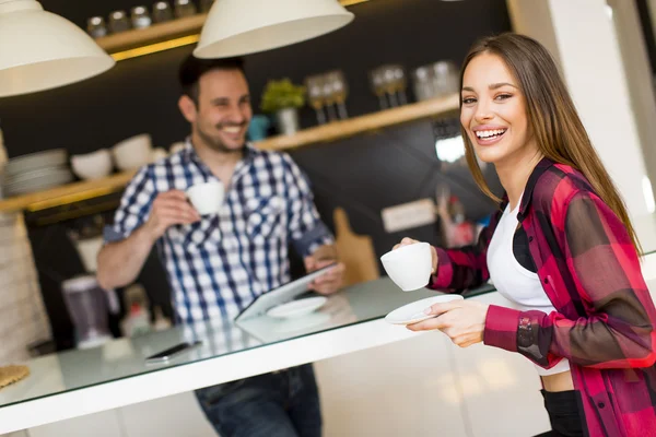 Pareja bebiendo café — Foto de Stock