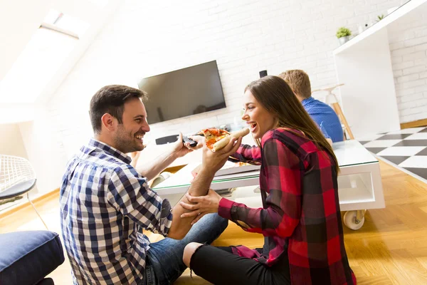 Přátelé jedí pizzu — Stock fotografie