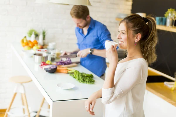 Pareja cocinando juntos —  Fotos de Stock