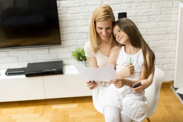 Girl showing a drawing to the mother — Stock Photo, Image