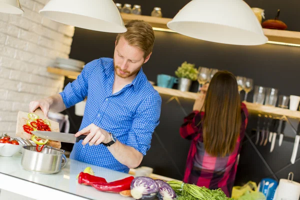 Pareja cocinando juntos — Foto de Stock