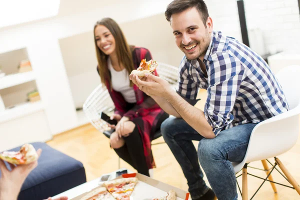 Man eten van pizza — Stockfoto