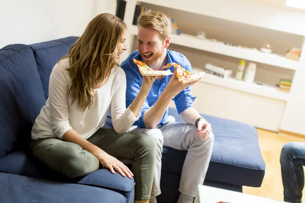 Par äter pizza — Stockfoto