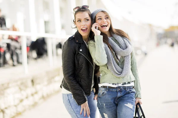 Two young women — Stock Photo, Image