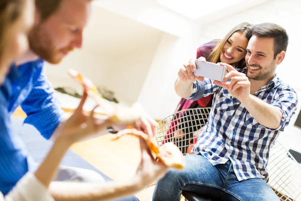 Amigos comiendo pizza —  Fotos de Stock