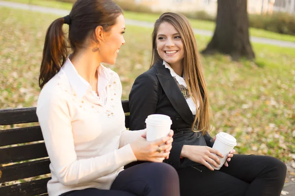 Zwei junge Frauen im Park — Stockfoto