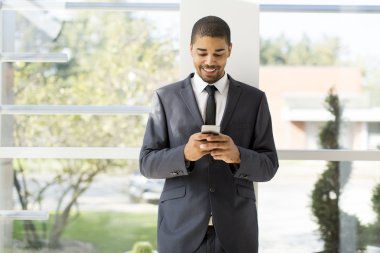 Telefonu olan genç bir adam.