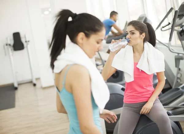 Two women in the gym — Stock Photo, Image