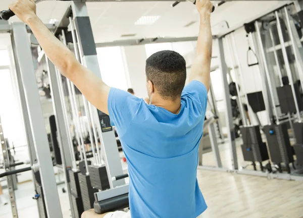 Muž trénink v tělocvičně — Stock fotografie