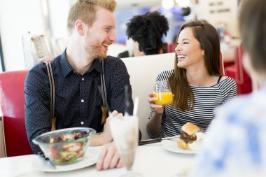 lokanta olan arkadaşlar