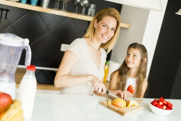 Madre e hija en la cocina —  Fotos de Stock